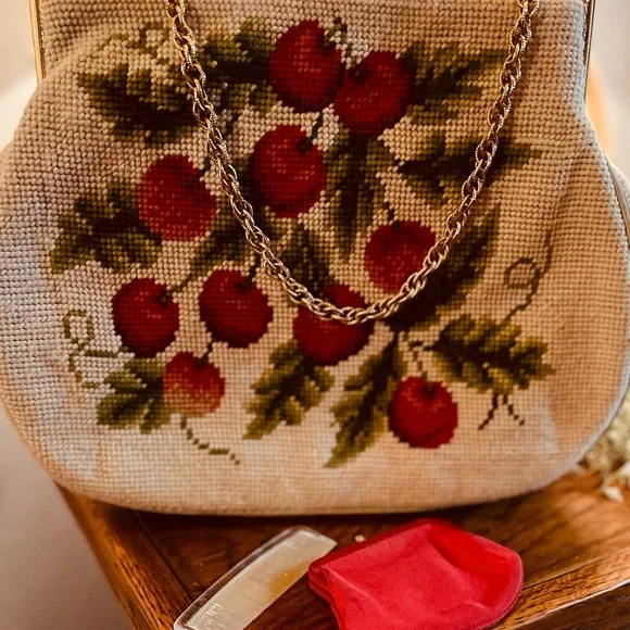 Embroidered Floral Chain Strap Bag - Picture 3 of 8